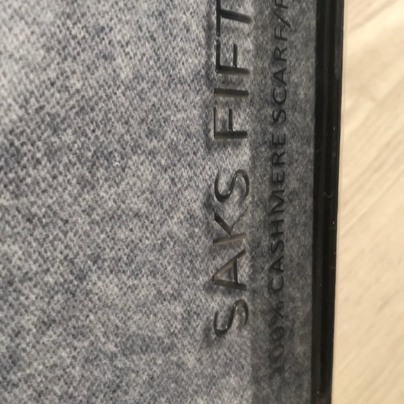 Saks Fifth Ave 100% Cashmere grey two-tone scarf - Picture 2 of 4